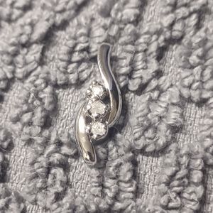 Silver pendant with 3 diamonds
